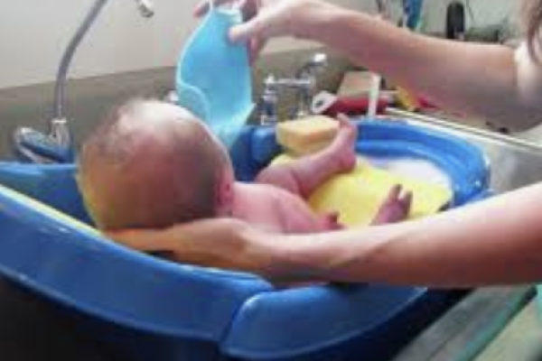 7 Tips for Bathing a Newborn